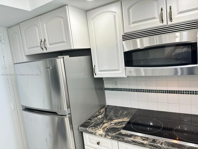 APT-811 - 5401 Collins Ave, Condo with 2 bedrooms, 2 bathrooms and null parking in Miami Beach FL | Image 32
