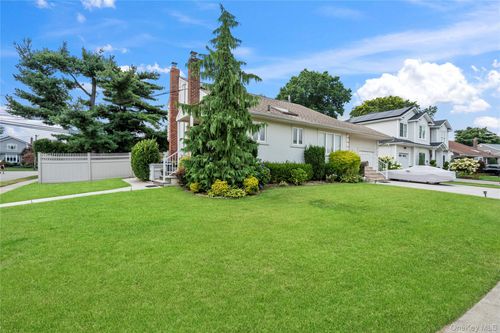 33 Shelter Hill Rd, Plainview, NY, 11803-4827 | Card Image