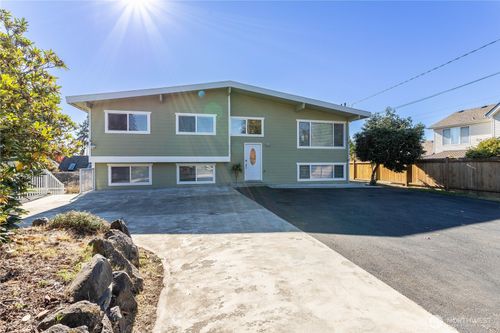 3905 Ne 6th St, Renton, WA, 98056-3940 | Card Image