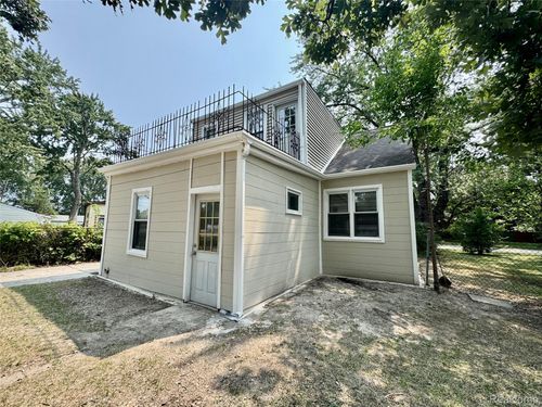 20535 Ridgemont Rd, Harper Woods, MI, 48225-1122 | Card Image