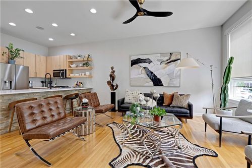 514 Oak St, Kansas City, MO, 64106-1161 | Card Image