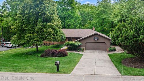 4757 Hardwoods Dr, West Bloomfield, MI, 48323-2640 | Card Image