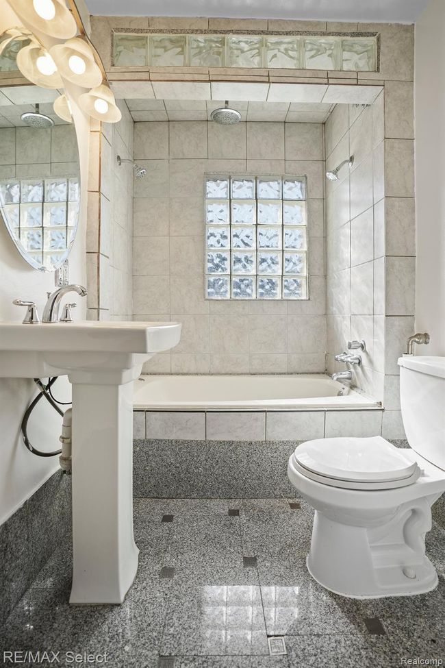 738 W Atherton Rd, Home with 0 bedrooms, 2 bathrooms and null parking in Flint MI | Image 9