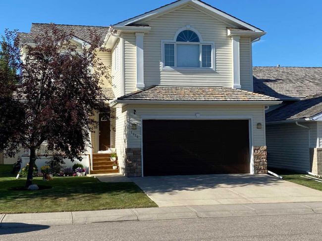 1212 Woodside Way Nw, Home with 4 bedrooms, 2 bathrooms and 4 parking in Airdrie AB | Image 2