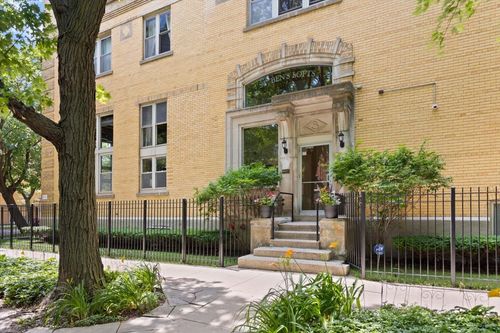 103-3900 N Claremont Ave, Chicago, IL, 60618-3829 | Card Image
