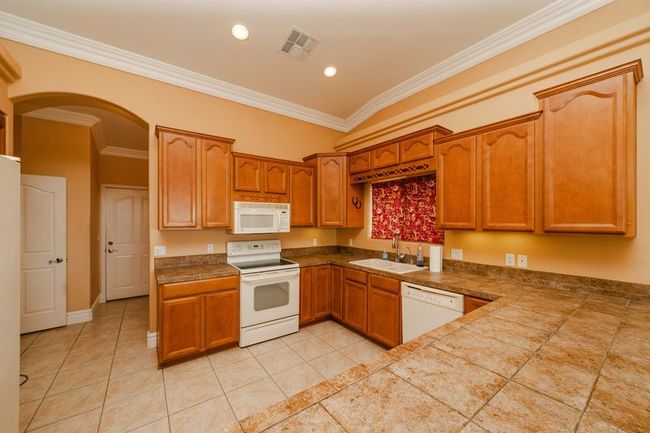 Kitchen | Image 25