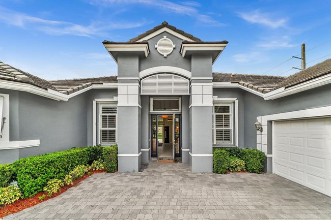 entry way with clear view to backyard pool | Image 44