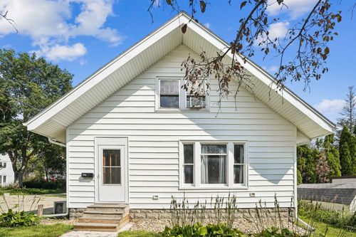 309 W 12th St, Cedar Falls, IA, 50613-3033 | Card Image