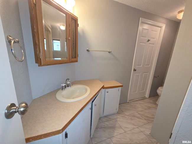 201 E 3 Rd St, Home with 3 bedrooms, 2 bathrooms and 2 parking in Christopher IL | Image 15