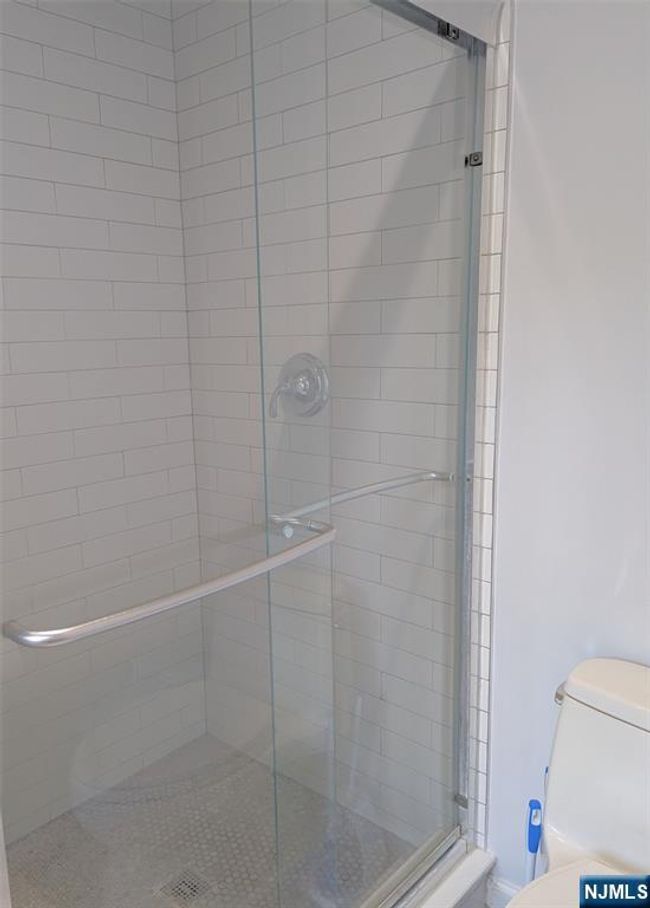 230 Orchard Park, House attached with 2 bedrooms, 2 bathrooms and null parking in Allendale NJ | Image 10