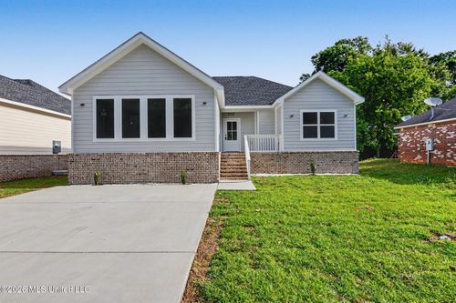 1738 Garden Park Dr, Biloxi, MS, 39531-4323 | Card Image