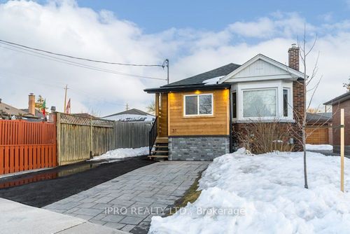 lower-level-31 Rotherham Ave, York, ON, M6M1M1 | Card Image