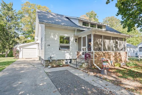 216 W Pine St, Carson City, MI, 48811-9647 | Card Image