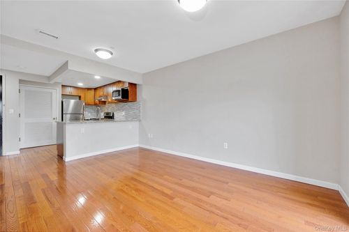 5c-172-18 Jamaica Ave, Jamaica, NY, 11432-5526 | Card Image