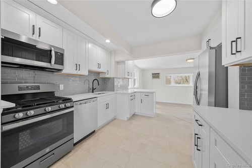 1656 N Gardiner Dr, Bay Shore, NY, 11706-1433 | Card Image