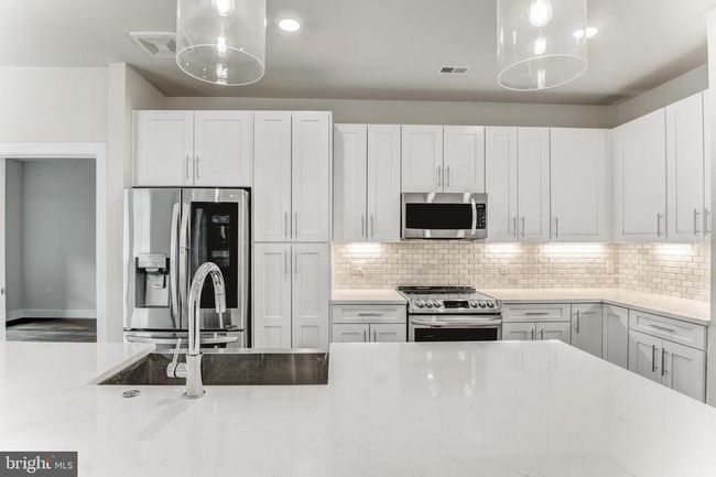 APT-209 - 1761 Old Meadow Rd, Condo with 2 bedrooms, 2 bathrooms and null parking in MCLEAN VA | Image 4