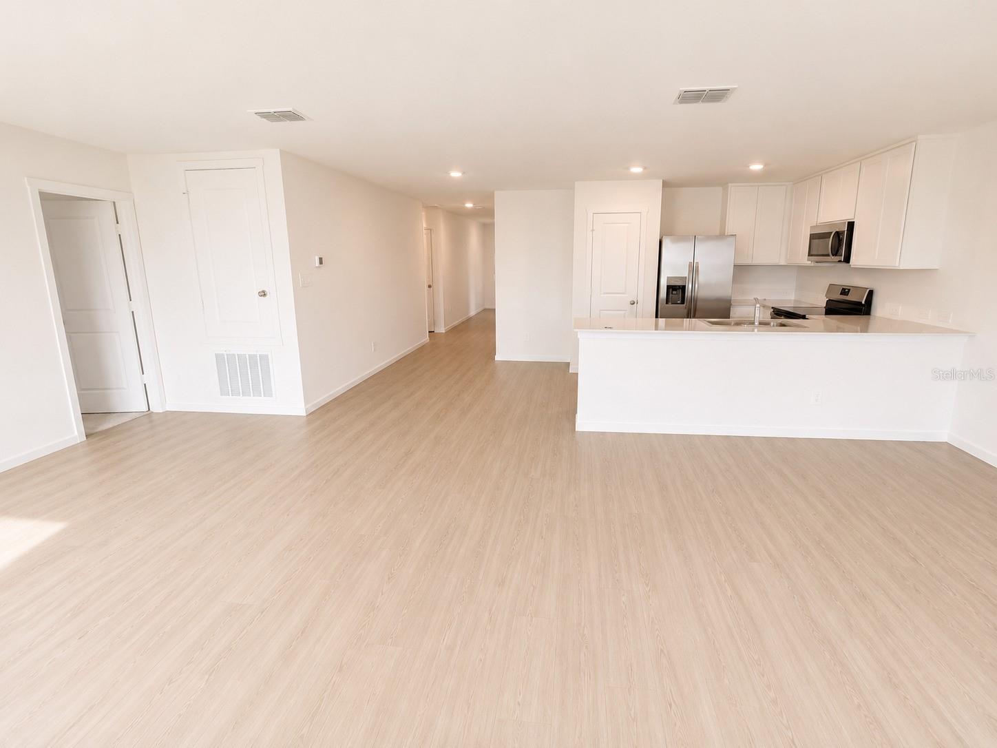 Residential Lease in EAGLE LAKE 5