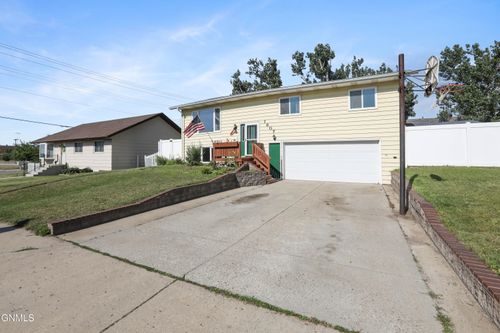 1807 8th Ave E, Williston, ND, 58801-3605 | Card Image