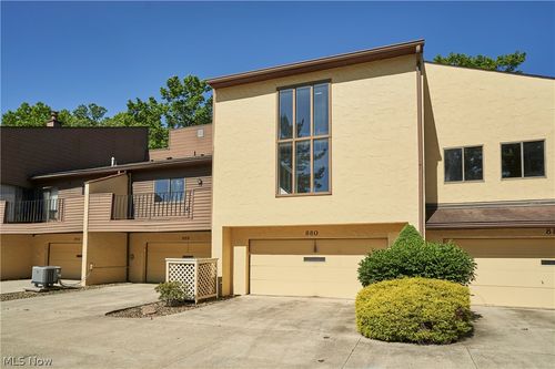 880 Hampton Ridge Dr, Akron, OH, 44313-5033 | Card Image