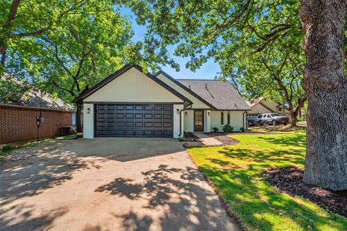 5205 Parliament Dr, Arlington, TX, 76017-2156 | Card Image