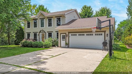 590 Brookfield Boulevard, Fond Du Lac, WI, 54935 | Card Image
