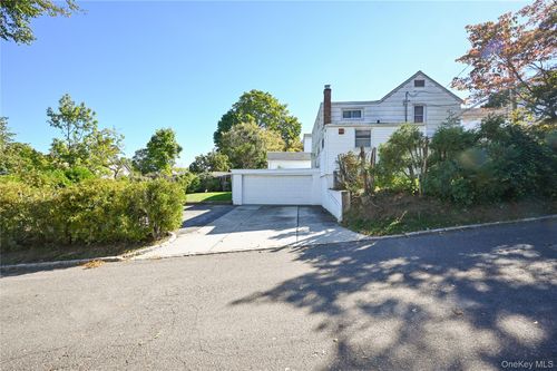 11 Lee Ct, Great Neck, NY, 11024-1426 | Card Image