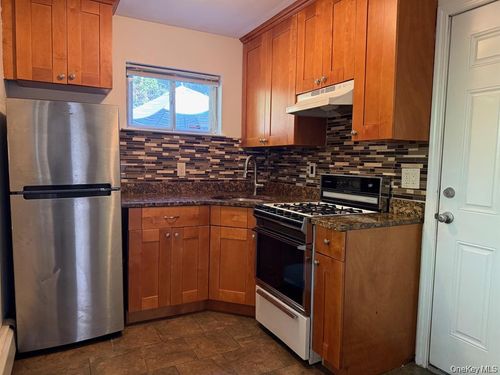 2 Harbor Cir, Centerport, NY, 11721-1654 | Card Image