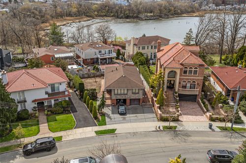 732 Point Cres, Whitestone, NY, 11357-1013 | Card Image