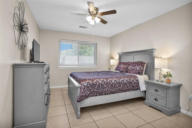 Apt B bedroom #2 | Image 34