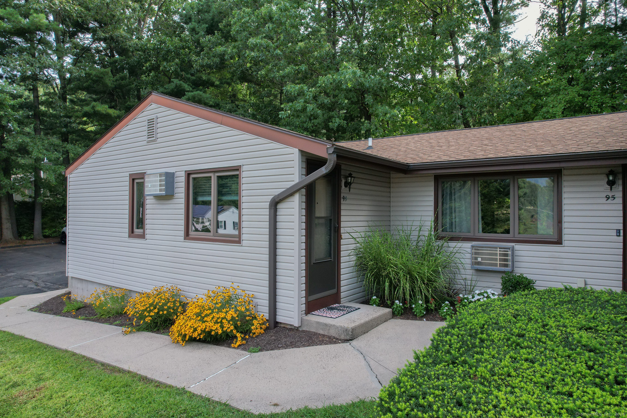 Butternut Ln, Bristol, CT 06010