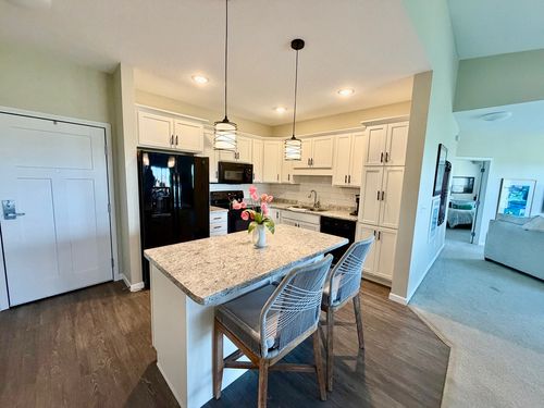 315-2592 Middle Rd, Bettendorf, IA, 52722-3580 | Card Image