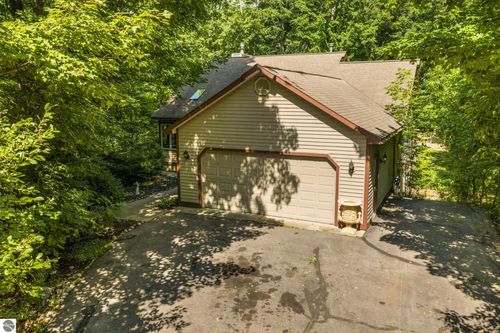 8433 Forest Ct, Traverse City, MI, 49684-7561 | Card Image