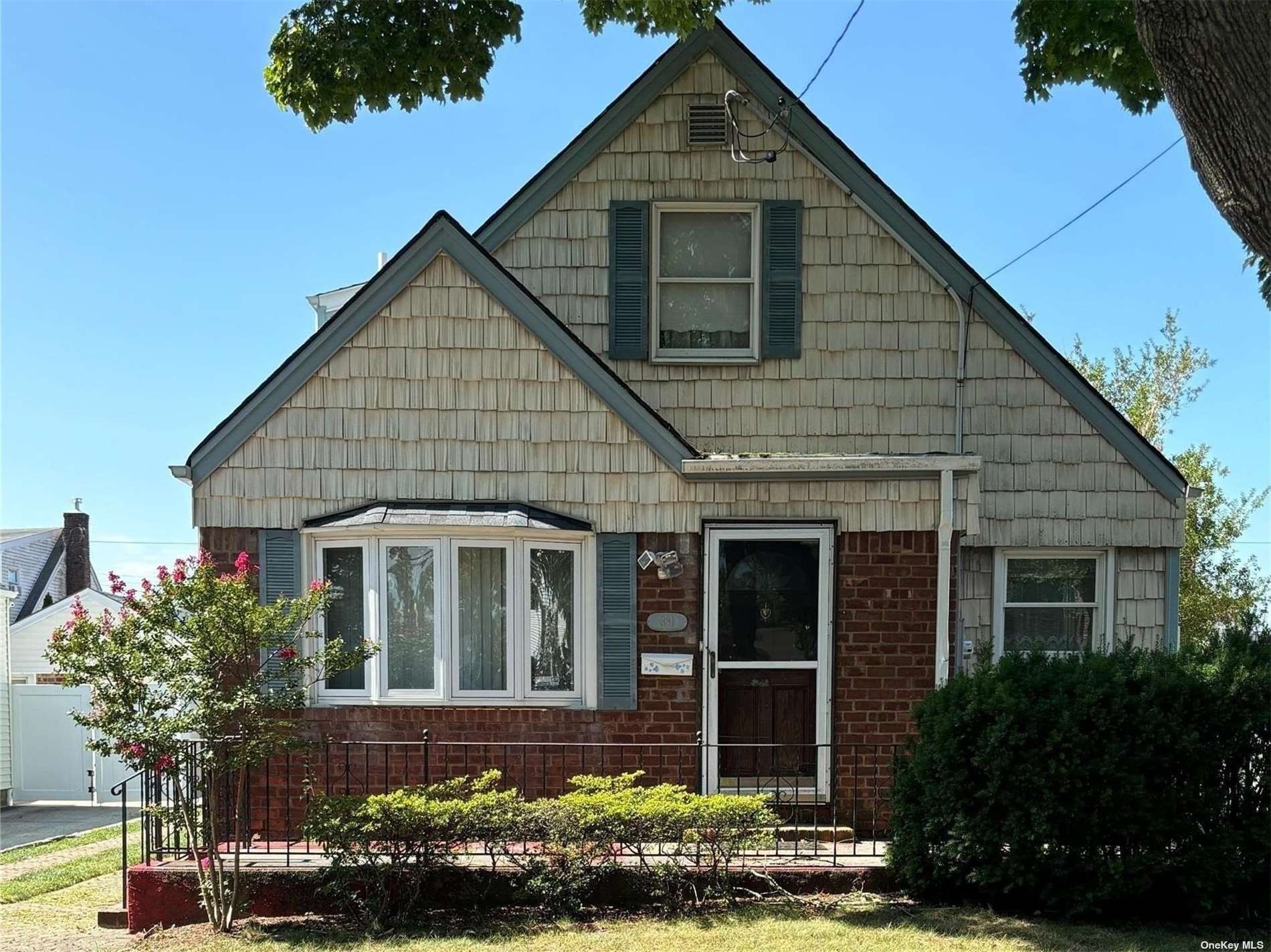 Emory Rd, Mineola, NY 11501