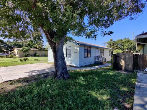 1316 W 32nd St, Riviera Beach, FL, 33404-3562 | Card Image
