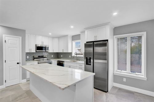42 Leaf Ave, Central Islip, NY, 11722-3945 | Card Image
