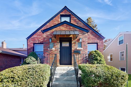 9311 S Richmond Ave, Evergreen Park, IL, 60805-2423 | Card Image
