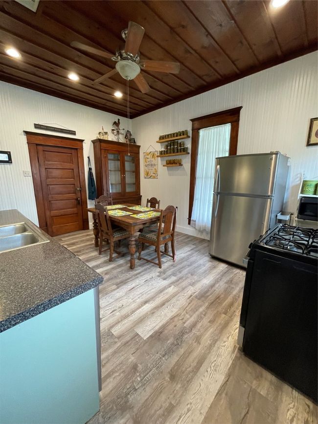 300 Nw 2 Nd St, House other with 2 bedrooms, 2 bathrooms and null parking in Hubbard TX | Image 17