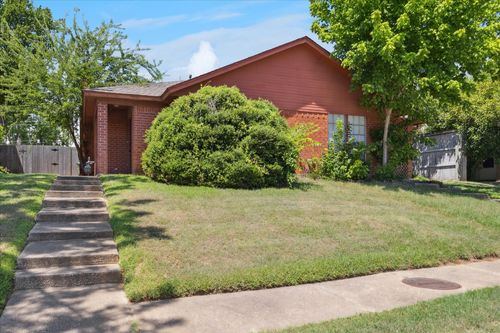 2106 Valleywood Dr, Arlington, TX, 76013-4304 | Card Image