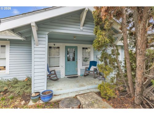 1560 Se Hamilton St, Roseburg, OR, 97470-4206 | Card Image