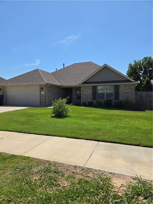2400 N Kathryn Ln, Siloam Springs, AR, 72761-5166 | Card Image