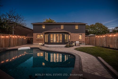 601 Sandringham Dr, Waterloo, ON, N2K3L5 | Card Image