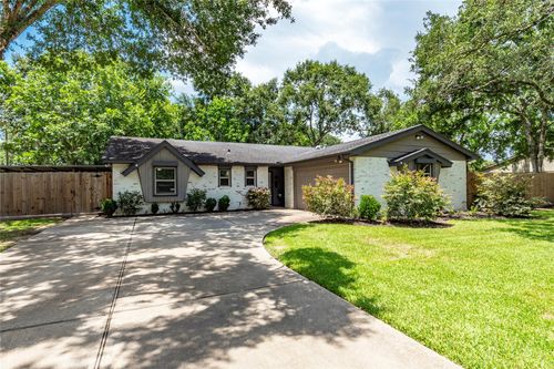 208 Dawn Ave, Friendswood, TX, 77546-3913 | Card Image