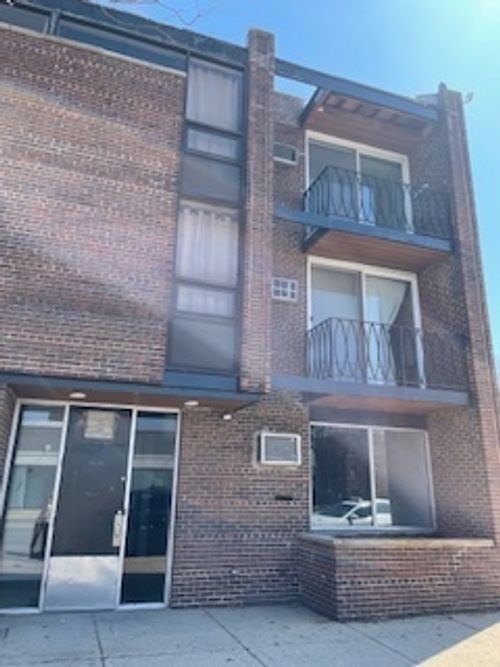7411 N Western Ave, CHICAGO, IL, 60645-1735 | Card Image
