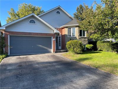 2691 Portage Rd, House other with 3 bedrooms, 3 bathrooms and 2 parking in Niagara Falls ON | Image 1