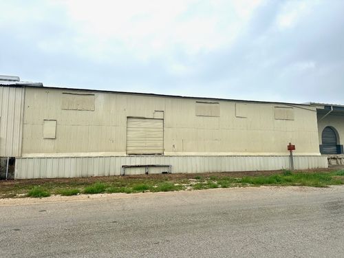 w2-200 W New Braunfels St, Seguin, TX, 78155-2656 | Card Image