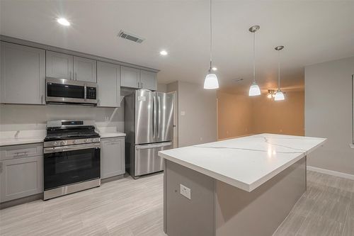 5755 Heron Dr, Houston, TX, 77033-2211 | Card Image