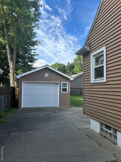 213 Robertson St, Mount Clemens, MI, 48043-2244 | Card Image