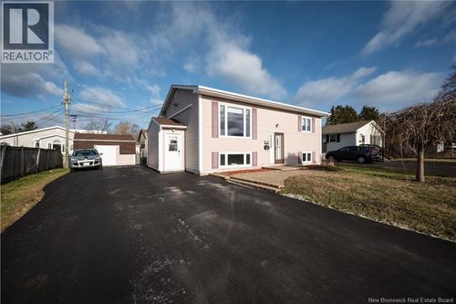 135 Virginia Ave, Dieppe, NB, E1A5N3 | Card Image