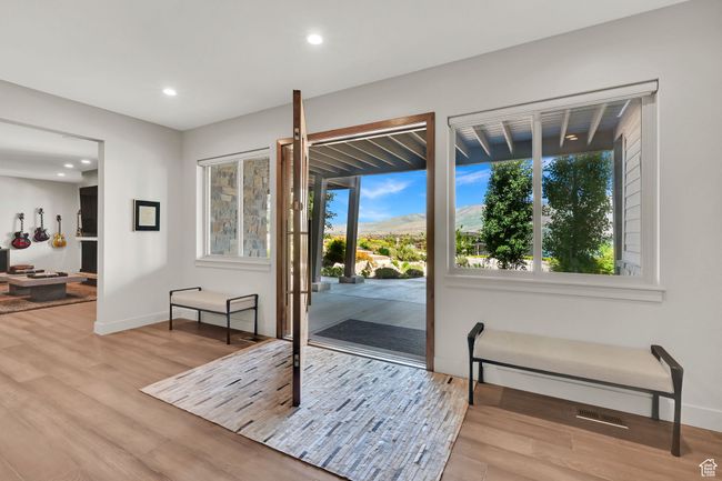 Entry in to foyer. | Image 9