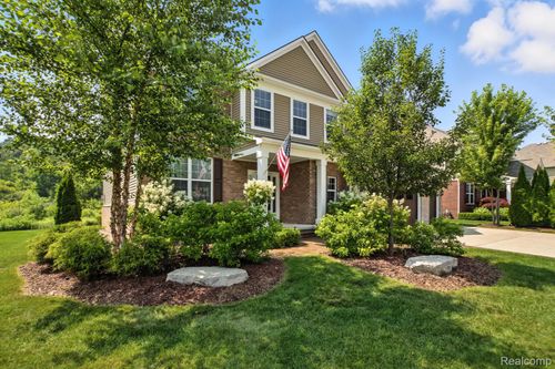 2066 Findley Cir, Lake Orion, MI, 48360-1253 | Card Image